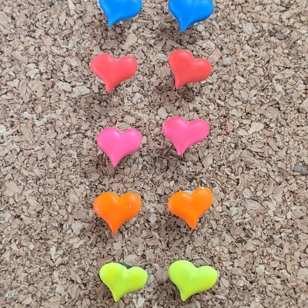 3/20$ Set Of 5 Rainbow Heart Earrings NWOT 🌈